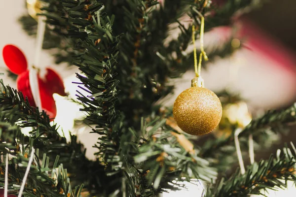 Noel Ağacındaki Altın Top Dekorasyonunu Kapat — Stok fotoğraf