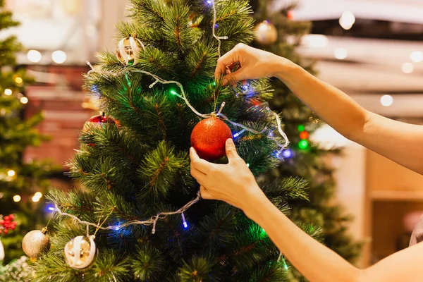 Kadınlar Noel Ağacına Noel Balosu Asar Bayramı Şenliğinde — Stok fotoğraf