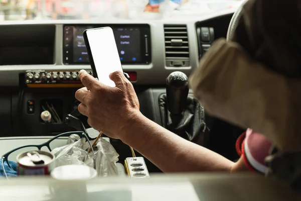 Araba Kullanırken Cep Telefonunda Gps Kullanan Orta Yaşlı Bir Sürücü — Stok fotoğraf