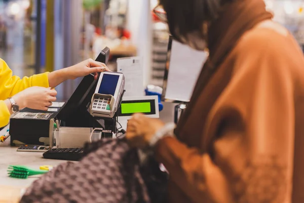 Woman Customer Paying Credit Card Using Nfc Technology Shopping Mall — Stock Photo, Image