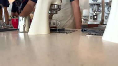 Kahveci adam kafede espresso yapıyor. Yüksek kalite 4k görüntü