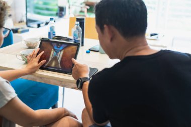 evde dizüstü bilgisayar üzerinde çalışan çift