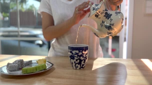 Mulher Servindo Chá Hora Chá Imagens Alta Qualidade — Vídeo de Stock