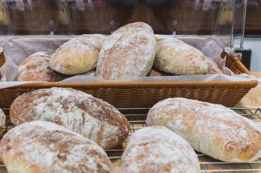 Mutfak fırınında taze İtalyan ciabatta ekmeği.