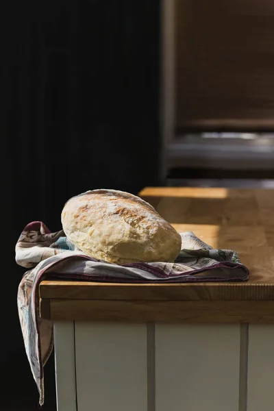 Хліб Свіжої Домашньої Майстерності Дерев Яному Столі Кухні — стокове фото