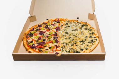 New York tarzı pizzalar kırpma yolunda izole edilmiş