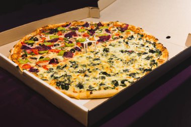 Siyah arka planda izole edilmiş New York tarzı pizzalar.