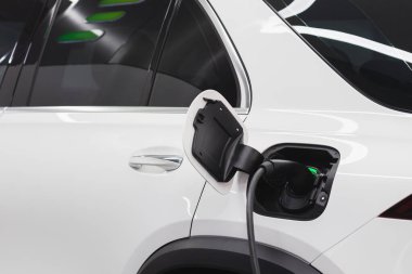 Elektrikli araba şarj istasyonu. Otoparktaki hibrit araba elektrik şarj istasyonu.