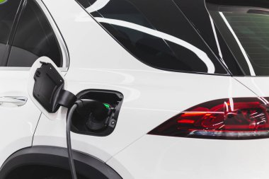 Elektrikli araba şarj istasyonu. Otoparktaki hibrit araba elektrik şarj istasyonu.