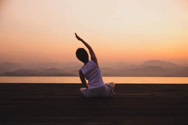 Mujer Haciendo Yoga Naturaleza Aire Libre Amanecer Concepto Estilo Vida — Foto de Stock