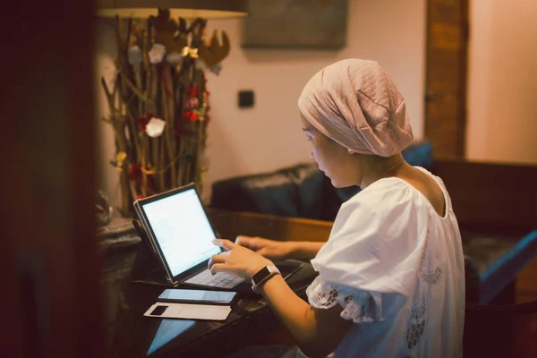 在家里用笔记本电脑工作的成功女人 — 图库照片