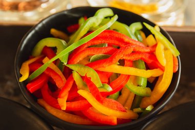 Canlı Karışık Kırmızı, Yeşil ve Sarı Çan Biberleri.