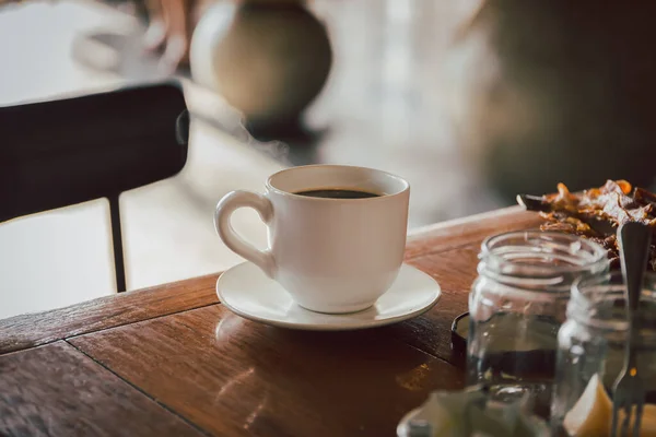 Kopp Svart Kaffe Frukostbordet Morgonen — Stockfoto