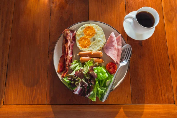 Hälsosam Frukost Med Skinka Stekta Ägg Och Krispig Bacon Med — Stockfoto