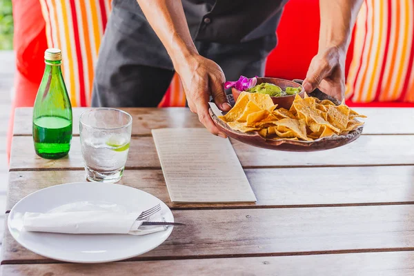 Pelayan Melayani Meksiko Nachos Chip Guacamole Dip — Stok Foto