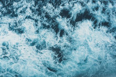 Yukarıdan turkuaz okyanus dalgalarının arka planına bak