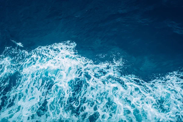 蓝绿色海浪背景下的景观 免版税图库图片