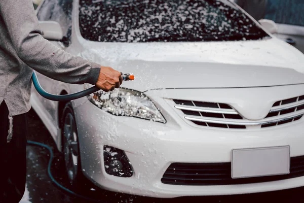 Niezidentyfikowany Człowiek Myjący Samochód Pianką Wysokociśnieniową Zdjęcie Stockowe