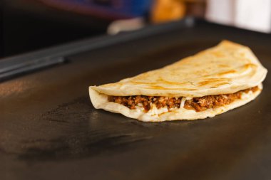 Yerel gıda pazarında taze quesadilla hazırlıyorum.