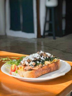 Yağda yumurta, ıspanak ve kızarmış ekşi mayalı brea ile sağlıklı kahvaltı.