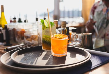 Bardakta içki ve tezgahın üstünde pipet servis edilir.