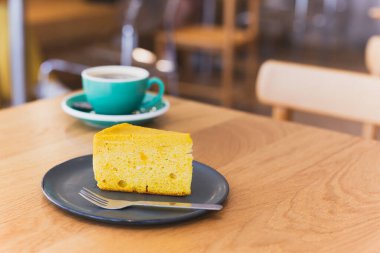 Masada bir fincan kahve ve ev yapımı sünger keki.
