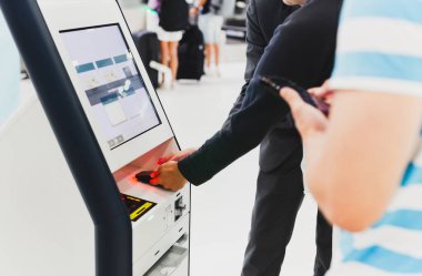 Erkek yolcu kendini modern havaalanında kontrol ediyor.