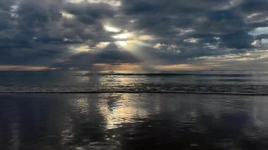 Okyanusun üzerinde güneş doğarken tropik deniz. Yüksek kalite 4k görüntü
