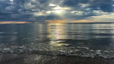 Okyanusun üzerinde güneş doğarken tropik deniz. Yüksek kalite 4k görüntü
