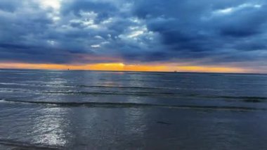 Okyanusun üzerinde güneş doğarken tropik deniz. Yüksek kalite 4k görüntü