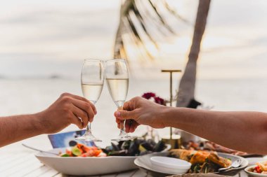 Kutlama için kadeh kaldıran iki kadeh şampanya.