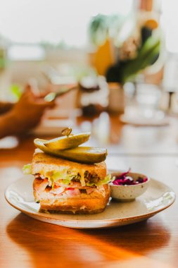 Kafede turşulu peynirli sandviç.