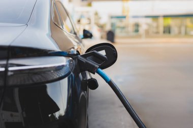 Güç kablosu kaynağı takılı şarj istasyonunda elektrikli araba