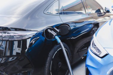 Güç kablosu kaynağı takılı şarj istasyonunda elektrikli araba