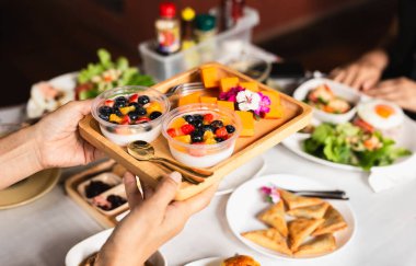 Garson Panna cotta 'ya çilekli ve çilekli cips servis ediyor.