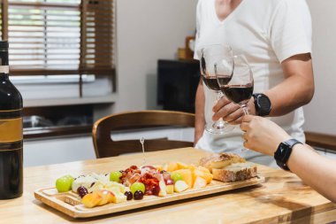 Bir kaç kadeh şarap kutlaması.