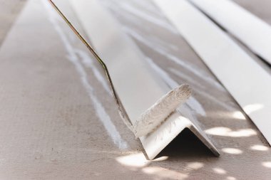 Patenci ressamı için metal bir kutuyu kapat