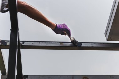 Ev dekorasyonunda çeliğin üzerine paslanma önleyici boya.