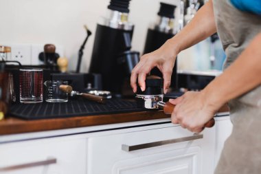 Kahve dükkanında kahve yaparak kahve yapan Barista.