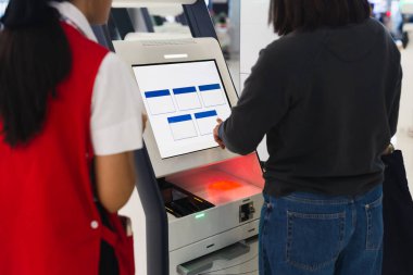 self servis transfer bölgesindeki kadın havaalanında kendini kontrol ediyor.