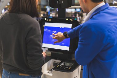 Erkek havayolları çalışanı hrlpimg kadın havaalanında kendini kontrol ediyor.