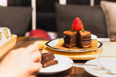 Lokantada bir parça çikolatalı pasta.