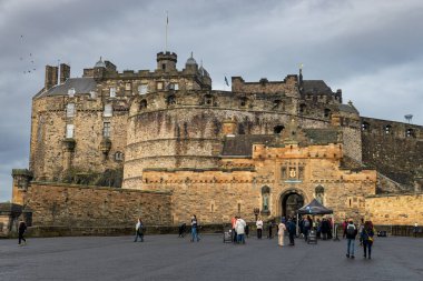 Bulutlu bir günde Edinburgh Şatosu (İskoçya) girişi