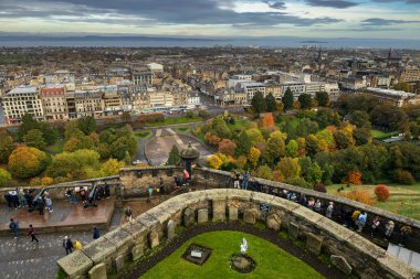 Bulutlu bir günde Edinburgh ufuk çizgisinin yüksek görünümü
