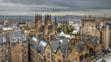Bulutlu bir günde Edinburgh 'un (İskoçya) yüksek görünümü