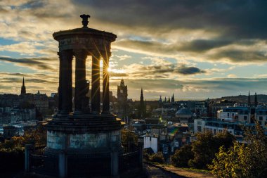 Calton Hill 'deki Dugald Stewart Anıtı (Edinburgh, İskoçya) günbatımında