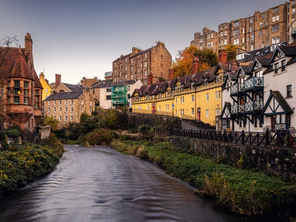 Gün batımında Edinburgh 'daki Dean köyü ve nehri