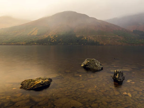 雨の嵐の間のロッホ ロシー スコットランド の3つの岩 — ストック写真