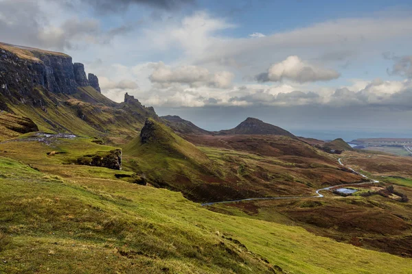 Şiddetli yağış sonrası Quiraing (İskoçya) dağlarının zirveleri