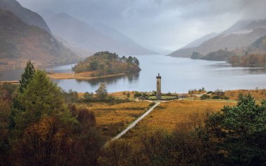 Glenfinnan anıtı (İskoçya), tepeden görünen göl ve dağlar